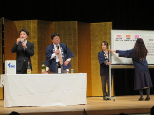 抽選会①(赤荻アナ）.JPG